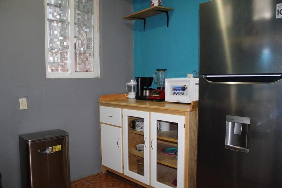 Coffee/tea facilities, Kitchen or kitchenette, oven, stove