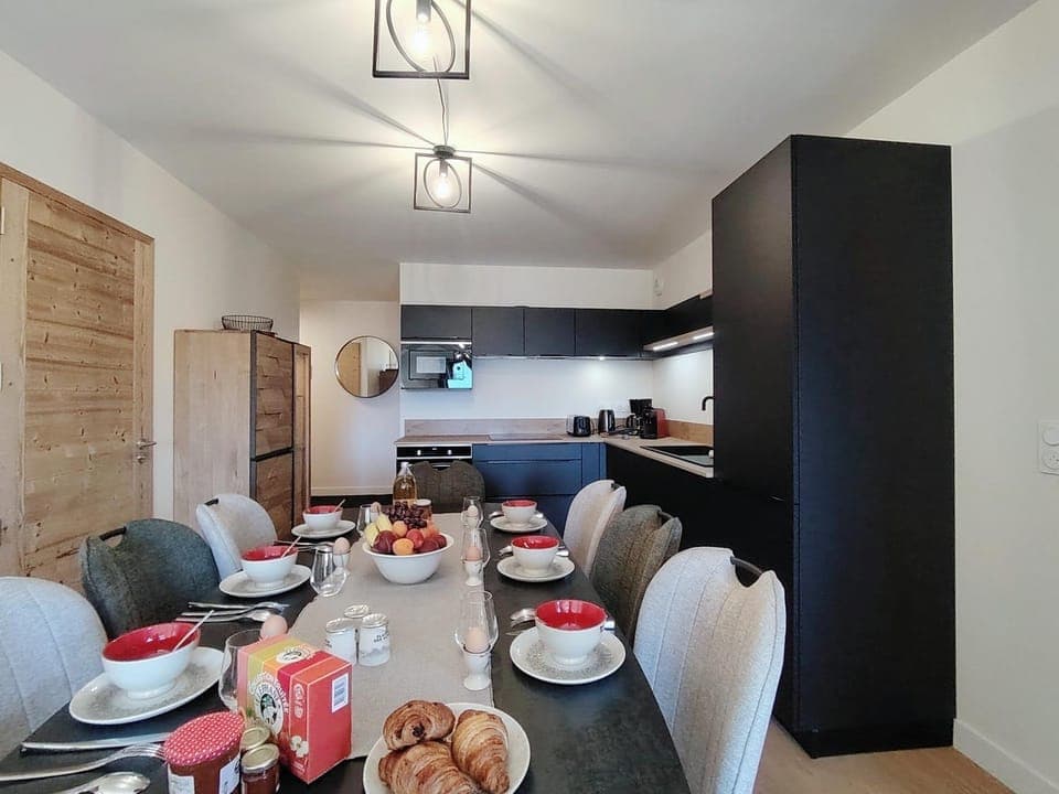 Kitchen or kitchenette, Dining area