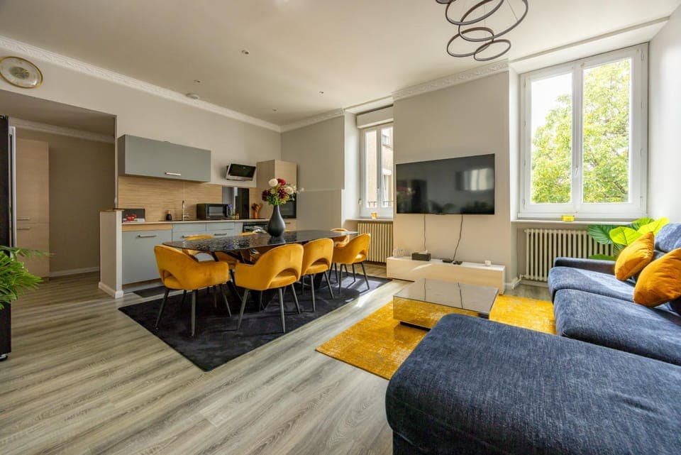 TV and multimedia, Kitchen or kitchenette, Living room, Seating area, dishwasher, microwave, oven, stove, stove, toaster, toaster, washing machine, washing machine