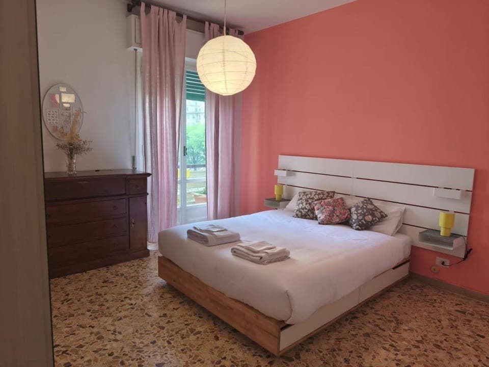 Bed, Bedroom, towels