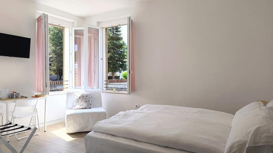 Bed, TV and multimedia, Photo of the whole room, Bedroom