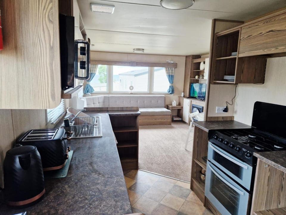 TV and multimedia, Kitchen or kitchenette, Living room, Dining area, oven, stove, toaster