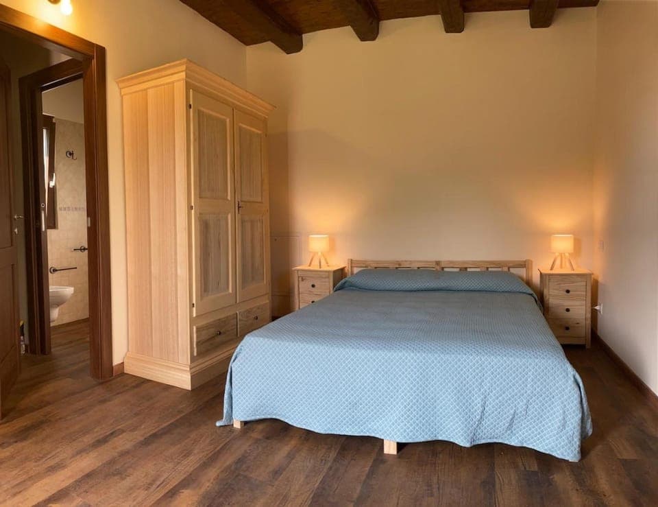 Bed, Photo of the whole room, wardrobe