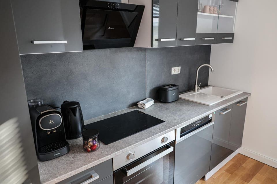 Coffee/tea facilities, Kitchen or kitchenette, stove, toaster