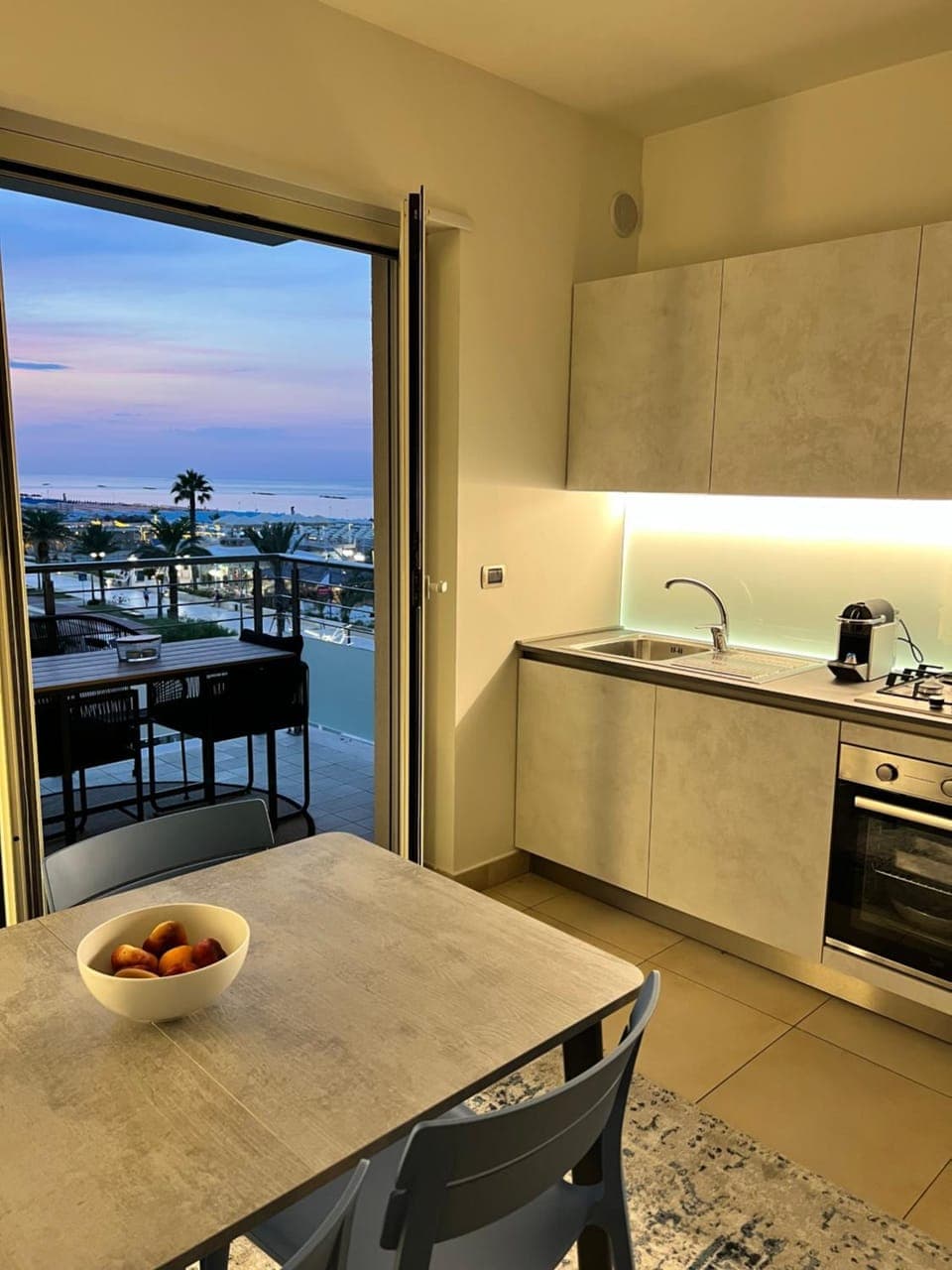 View (from property/room), Balcony/Terrace, Kitchen or kitchenette, Dining area, Sea view