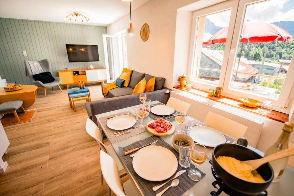 Communal lounge/ TV room, TV and multimedia, Living room, Food and drinks, Seating area, Dining area, Evening entertainment, Food, Drinks