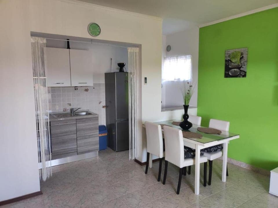 Kitchen or kitchenette, Dining area, oven, stove
