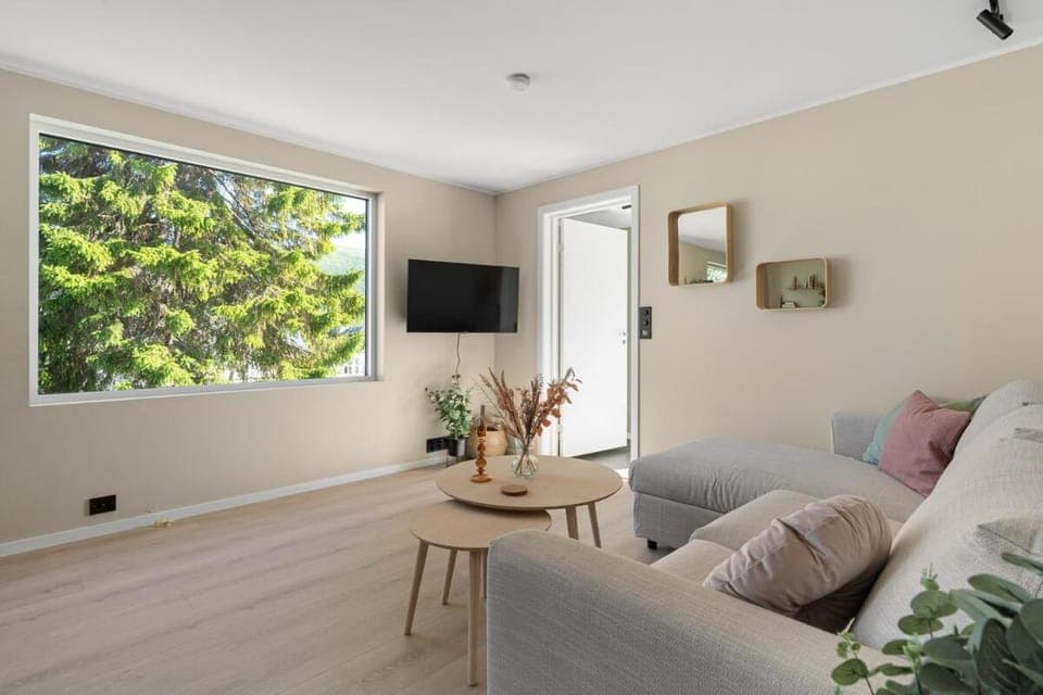 Communal lounge/ TV room, TV and multimedia, Living room, Seating area, Evening entertainment