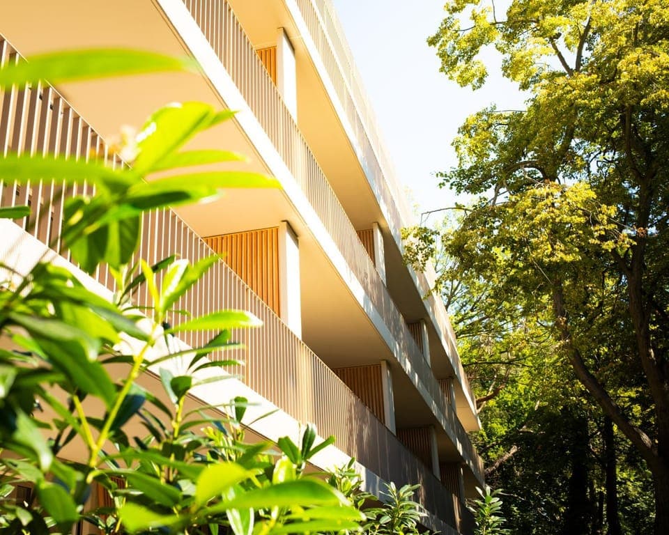 Property building, Day, Balcony/Terrace