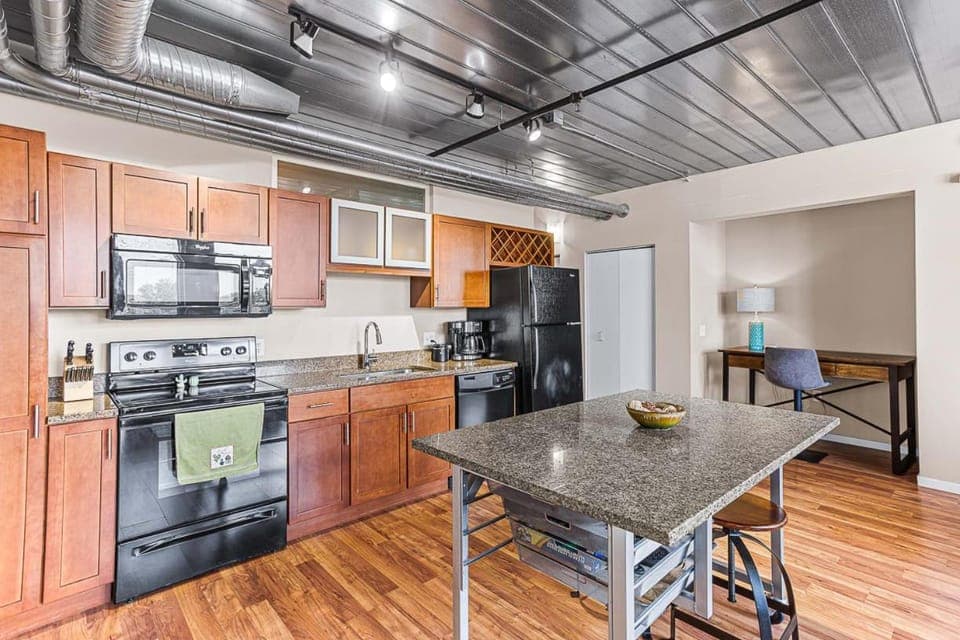 2 Apts w King Beds - Near Kerrytown Apartment in Ann Arbor