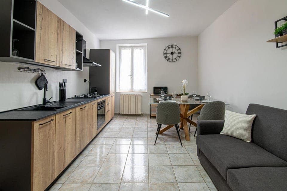 TV and multimedia, Kitchen or kitchenette, Living room, Seating area, Dining area, oven, stove