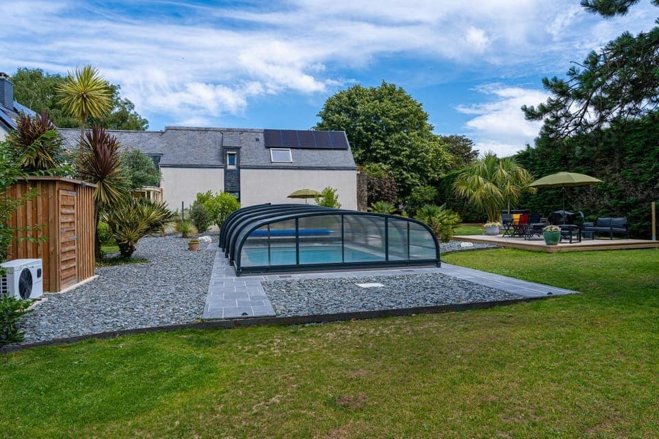 Property building, Day, Garden, Swimming pool, Swimming pool