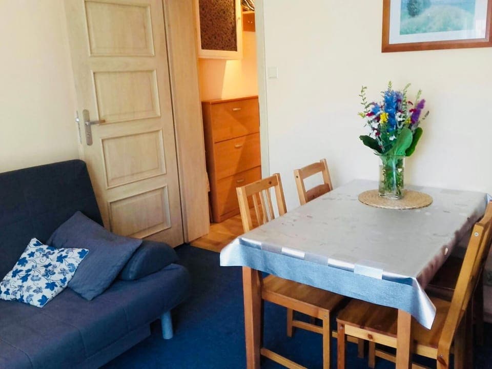 Bed, Living room, Photo of the whole room, Seating area