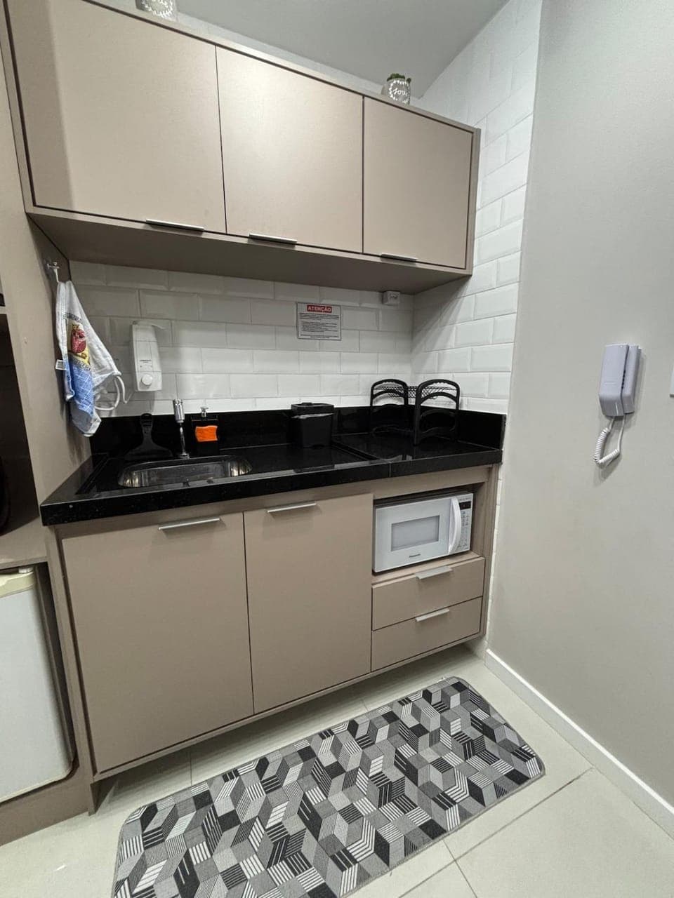 Kitchen or kitchenette, minibar