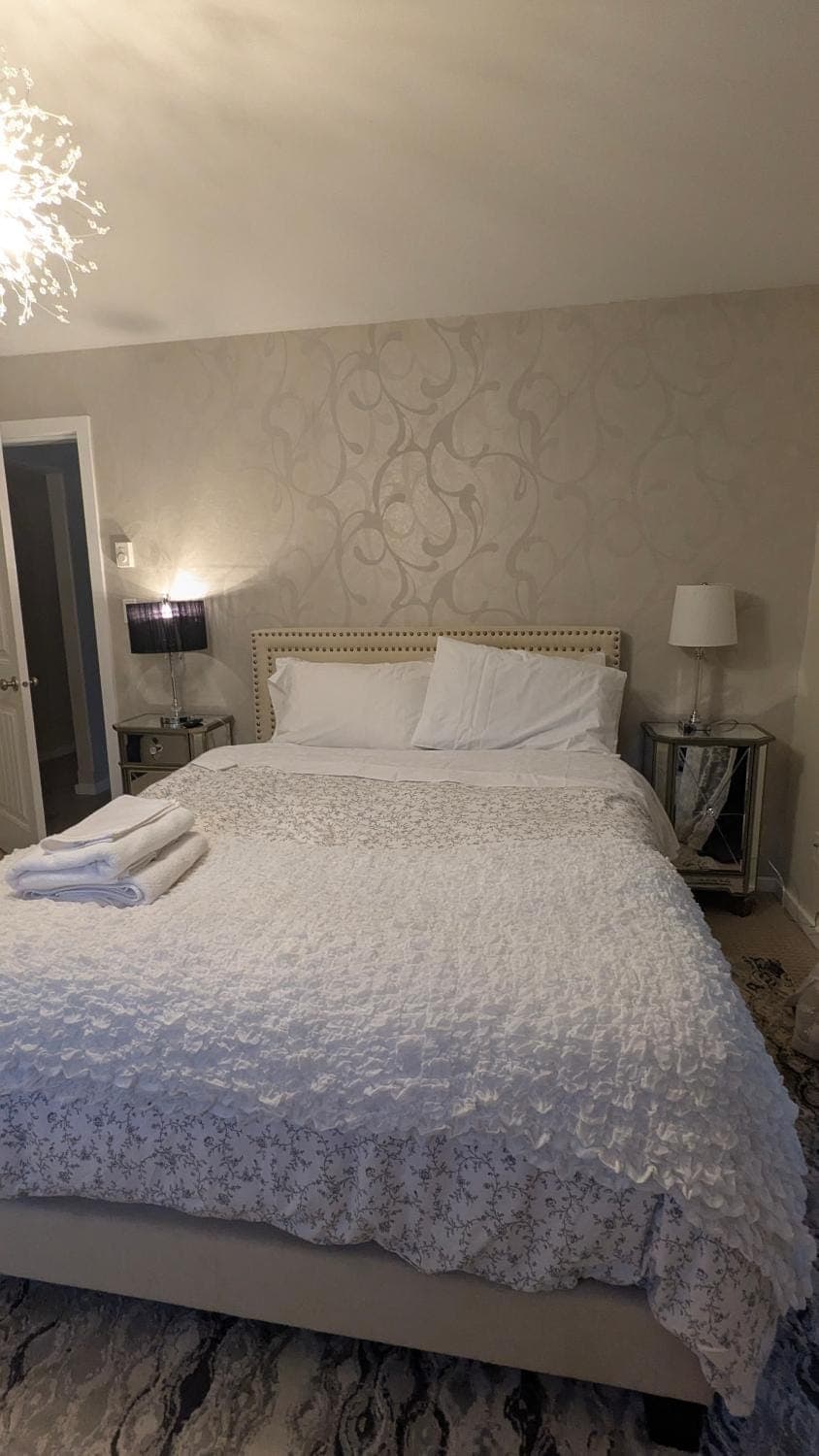 Bed, Photo of the whole room, Bedroom, towels