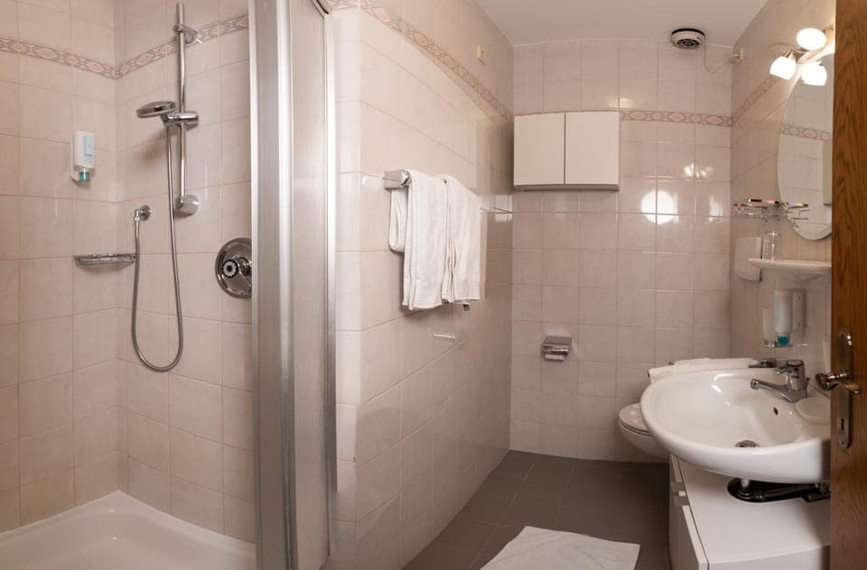 Shower, Toilet, Bathroom, towels