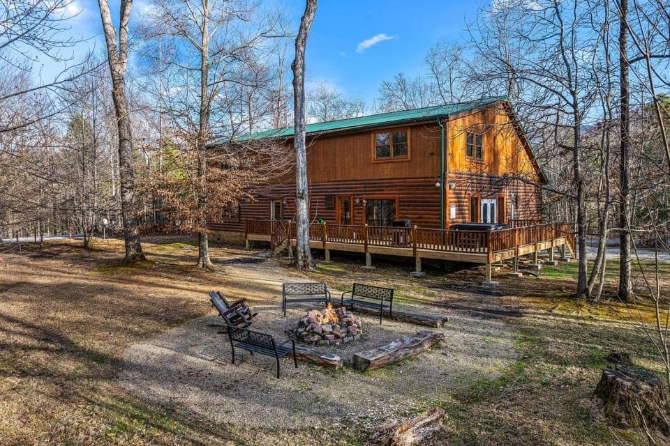 Apalachee Pool lodge House in Cosby