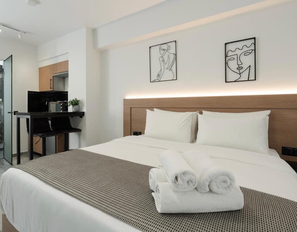 Bed, Photo of the whole room, Bedroom, towels