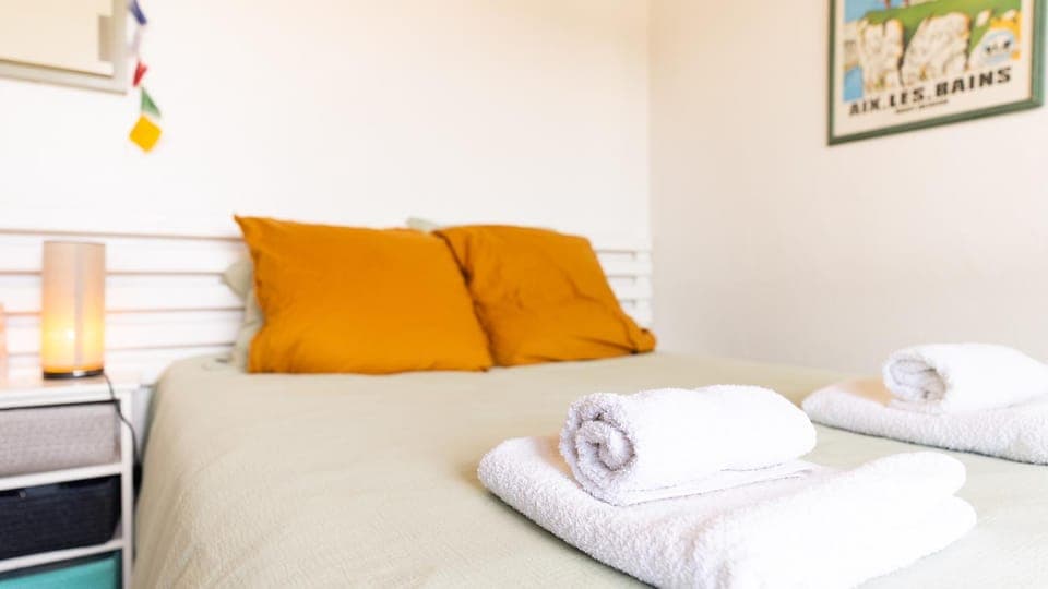 Bed, Photo of the whole room, Bedroom