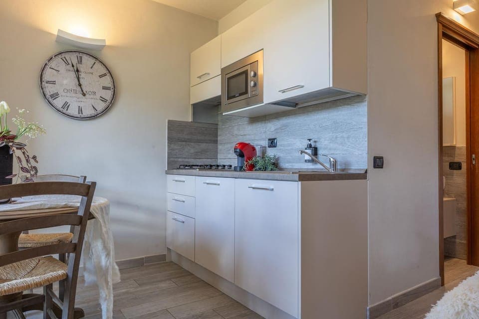 Kitchen or kitchenette, Dining area, minibar, oven, stove