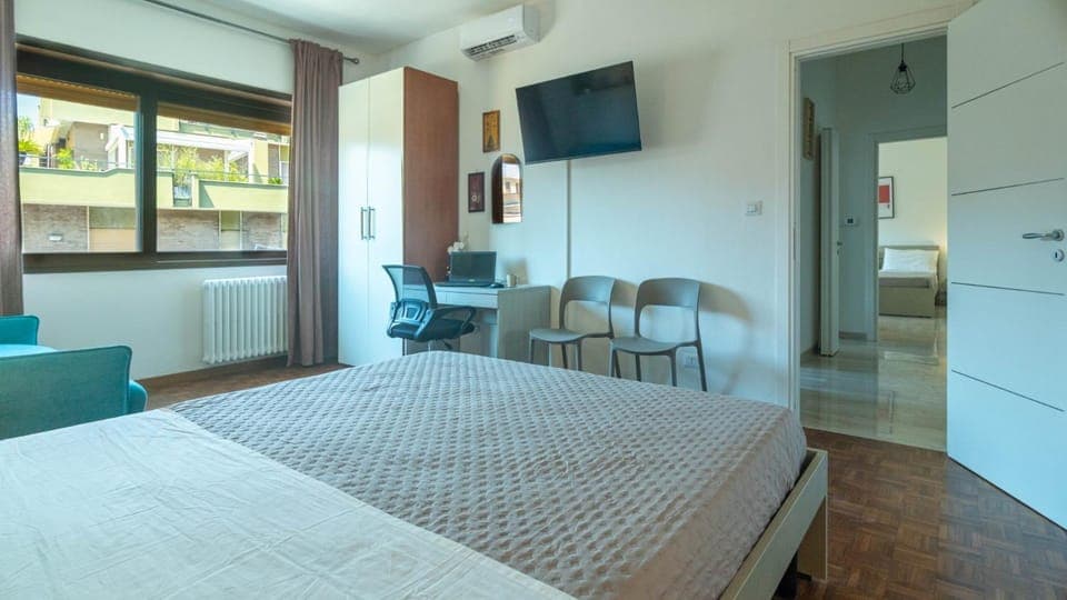 Photo of the whole room, Bedroom