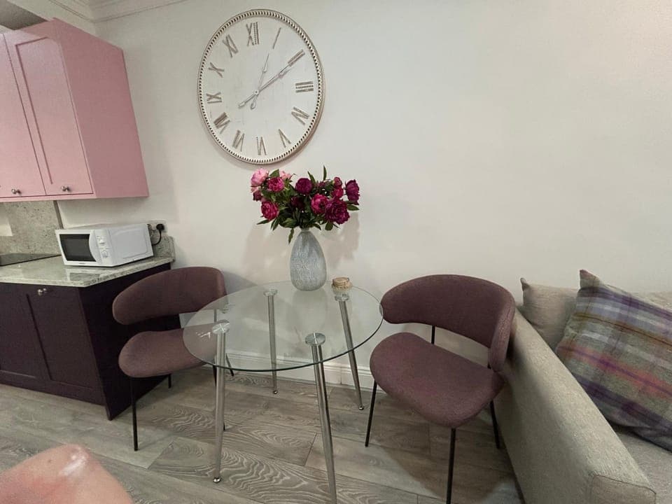 Kitchen or kitchenette, Seating area, Dining area