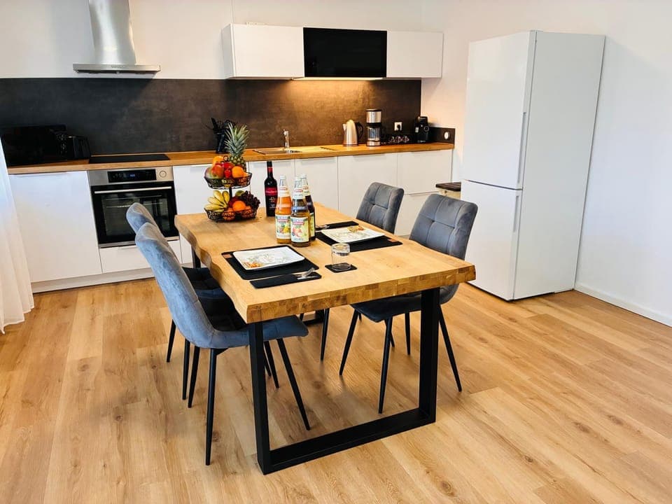 Kitchen or kitchenette, Food and drinks, Dining area, Food, oven, stove