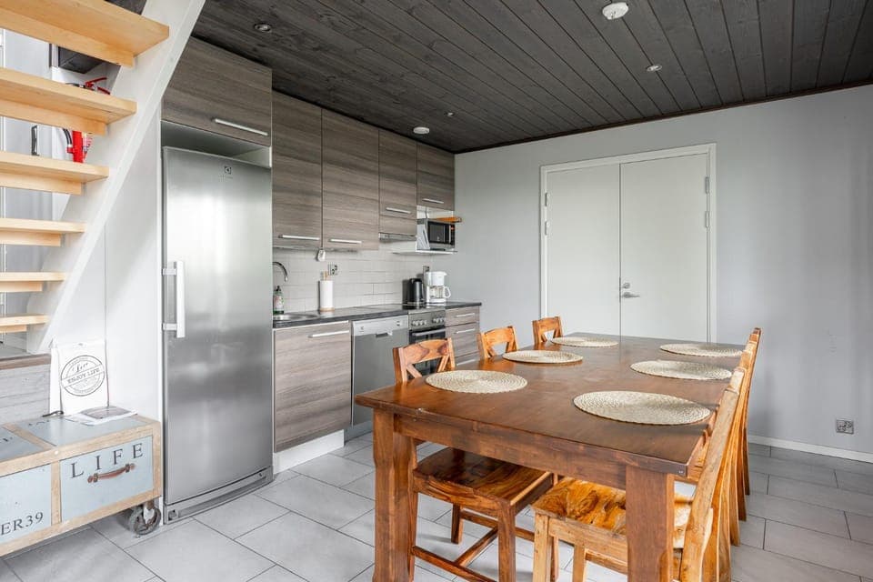 Kitchen or kitchenette, Dining area