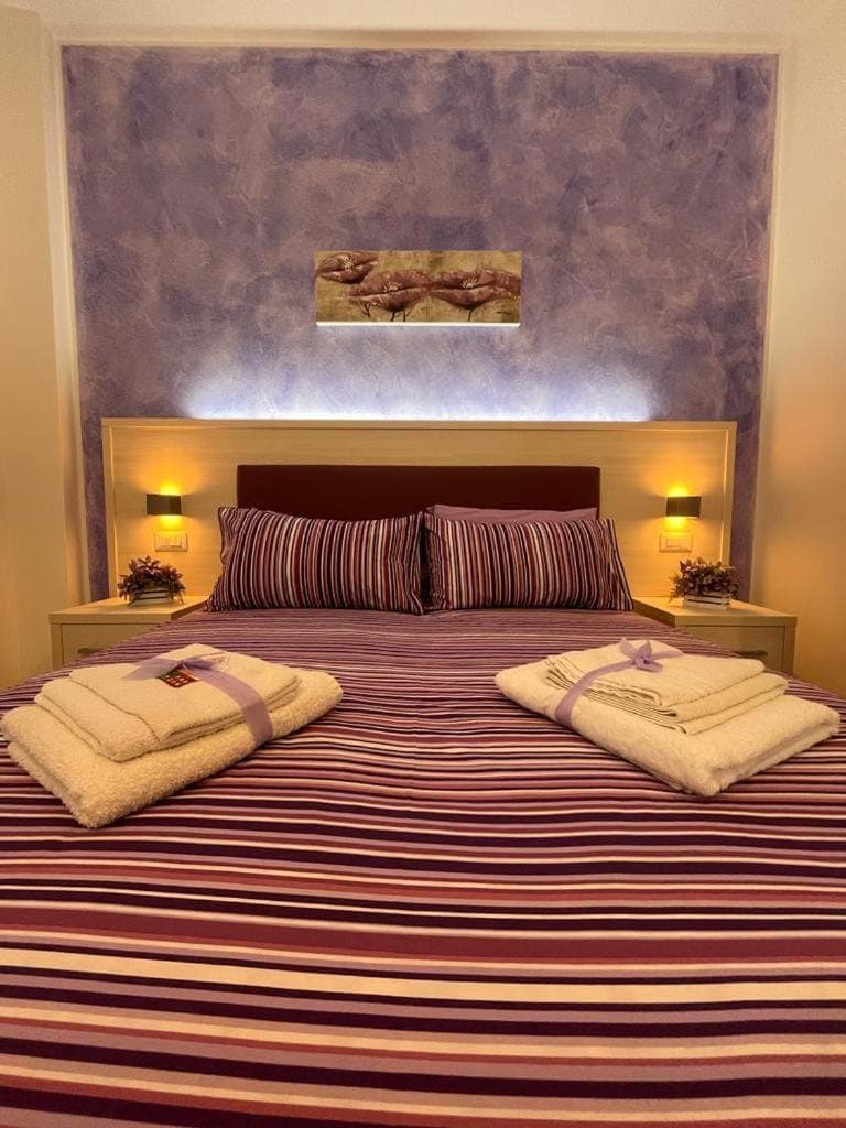 Bed, Bedroom, towels