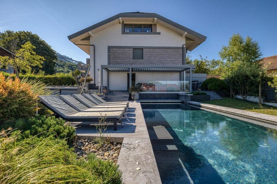 Property building, Facade/entrance, Off site