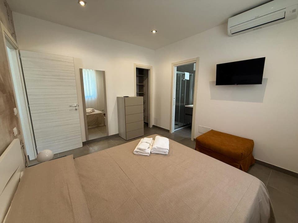 Bed, TV and multimedia, Photo of the whole room, Bedroom, towels, wardrobe, air conditioner