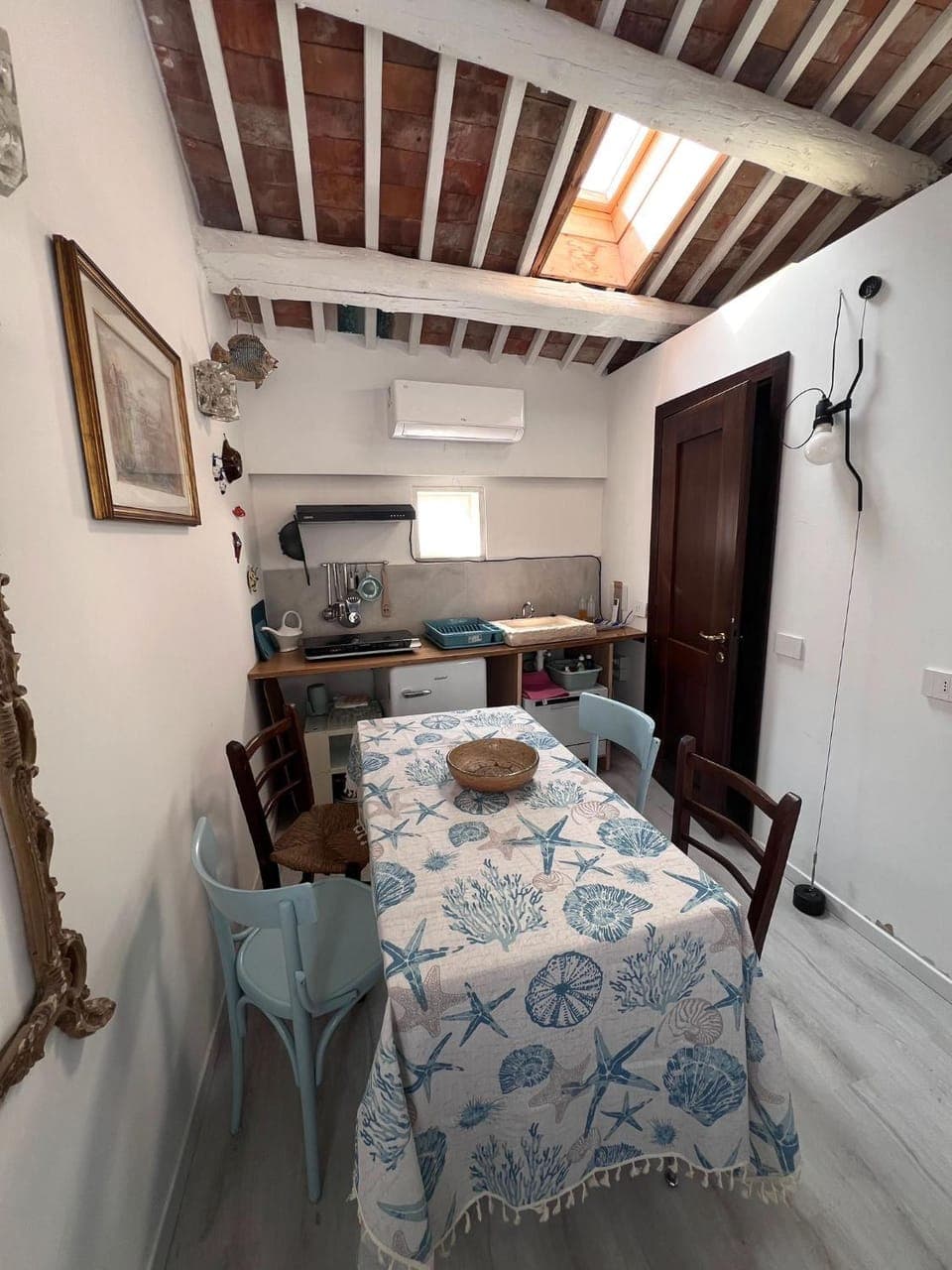 Seating area, Dining area, stove