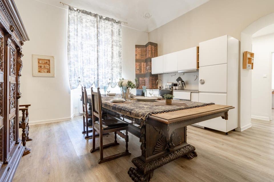 Kitchen or kitchenette, Dining area