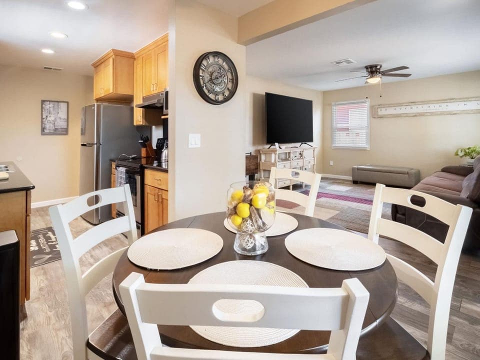 Kitchen or kitchenette, Living room, Seating area, Dining area