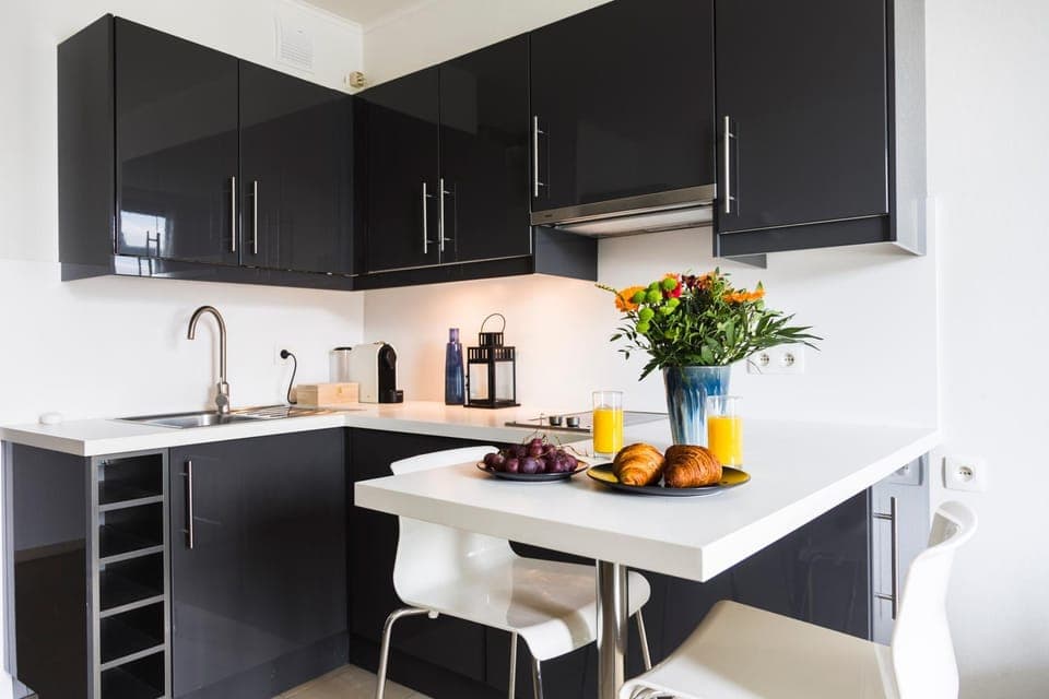 Kitchen or kitchenette, Dining area