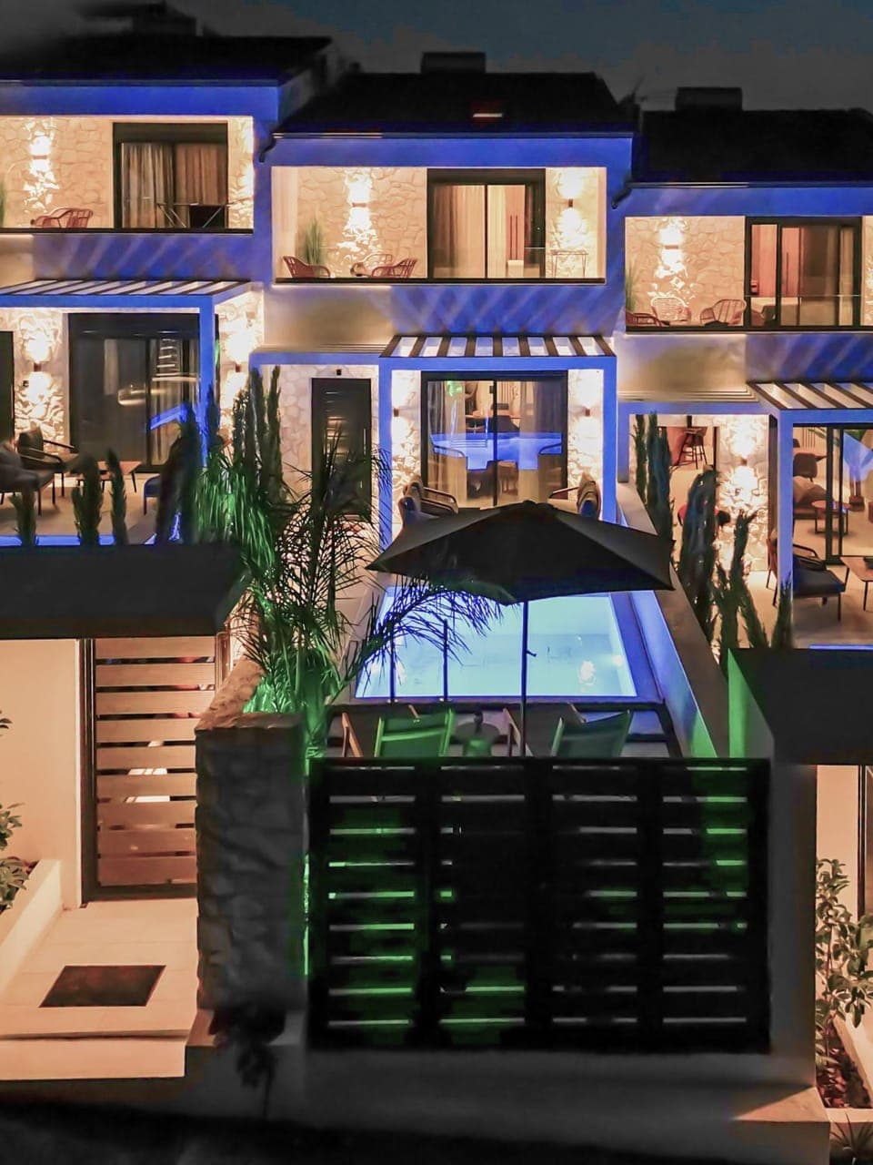 Property building, Facade/entrance, Garden, Swimming pool