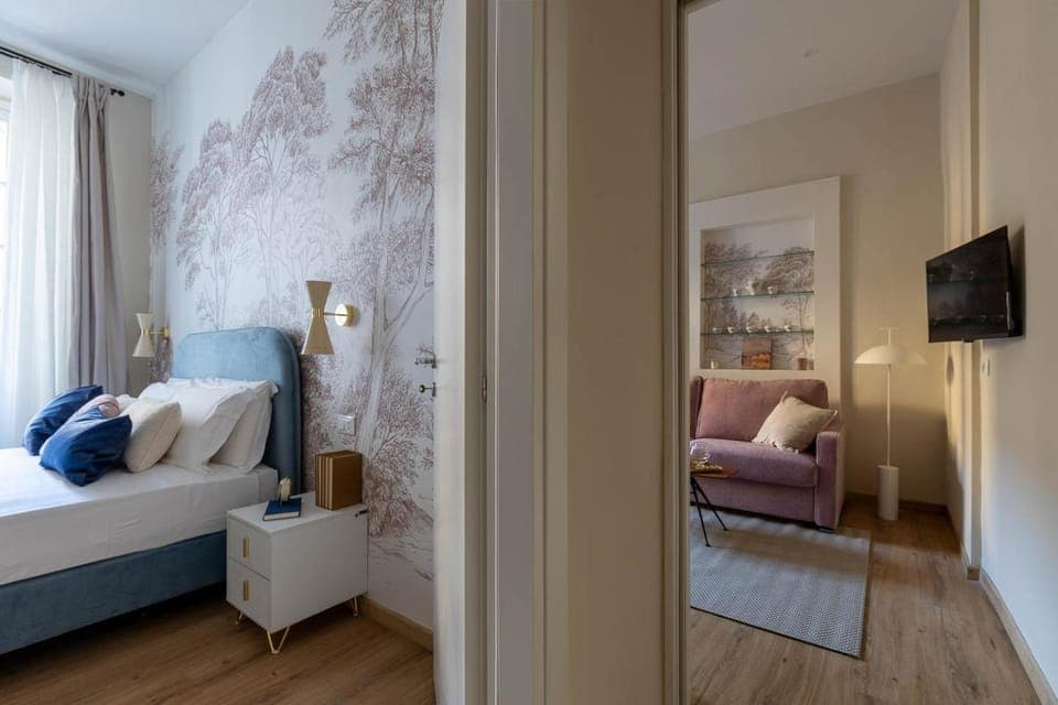 Bed, TV and multimedia, Living room, Photo of the whole room, Seating area, Bedroom