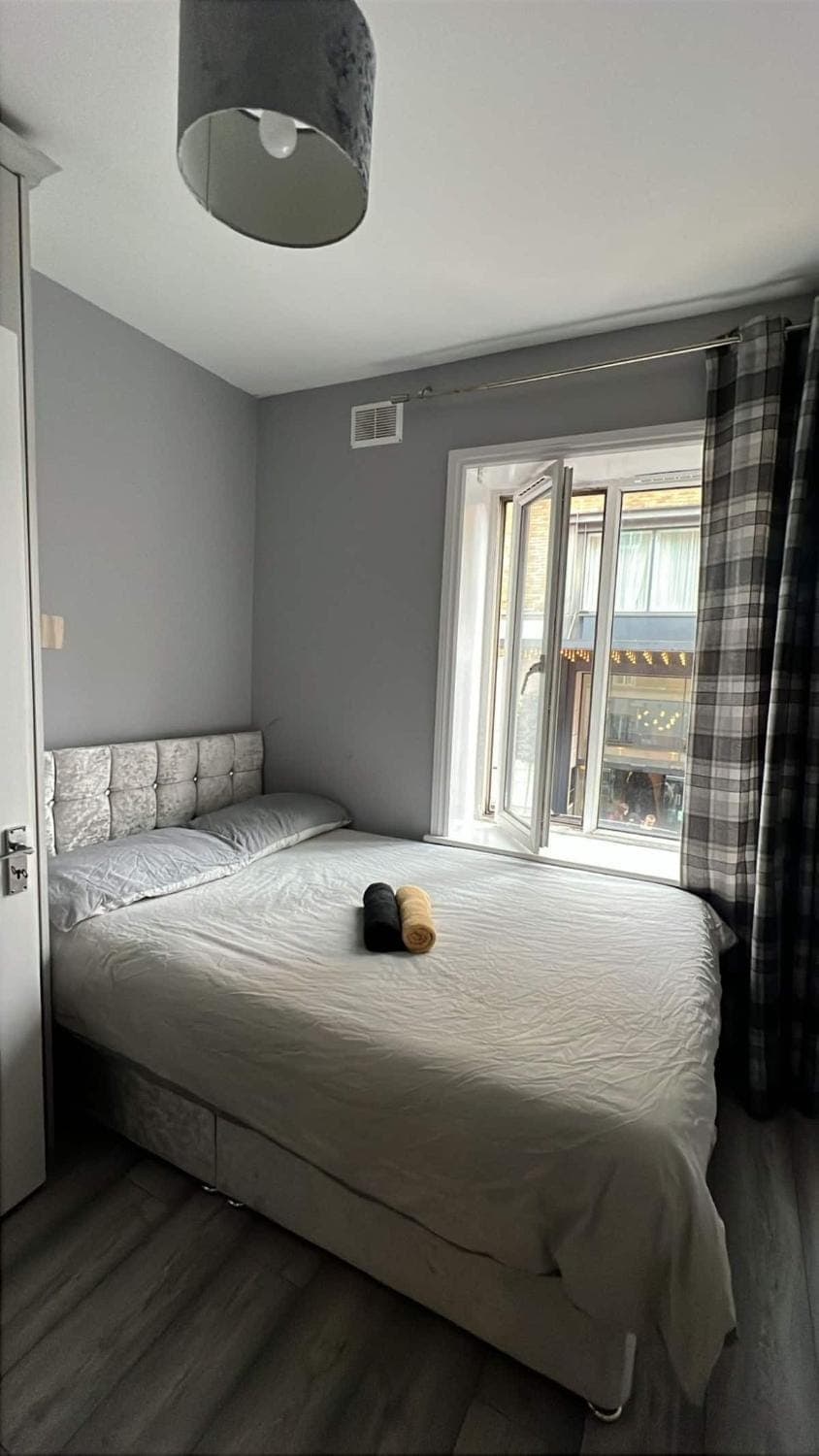 Bed, Photo of the whole room, Bedroom, towels