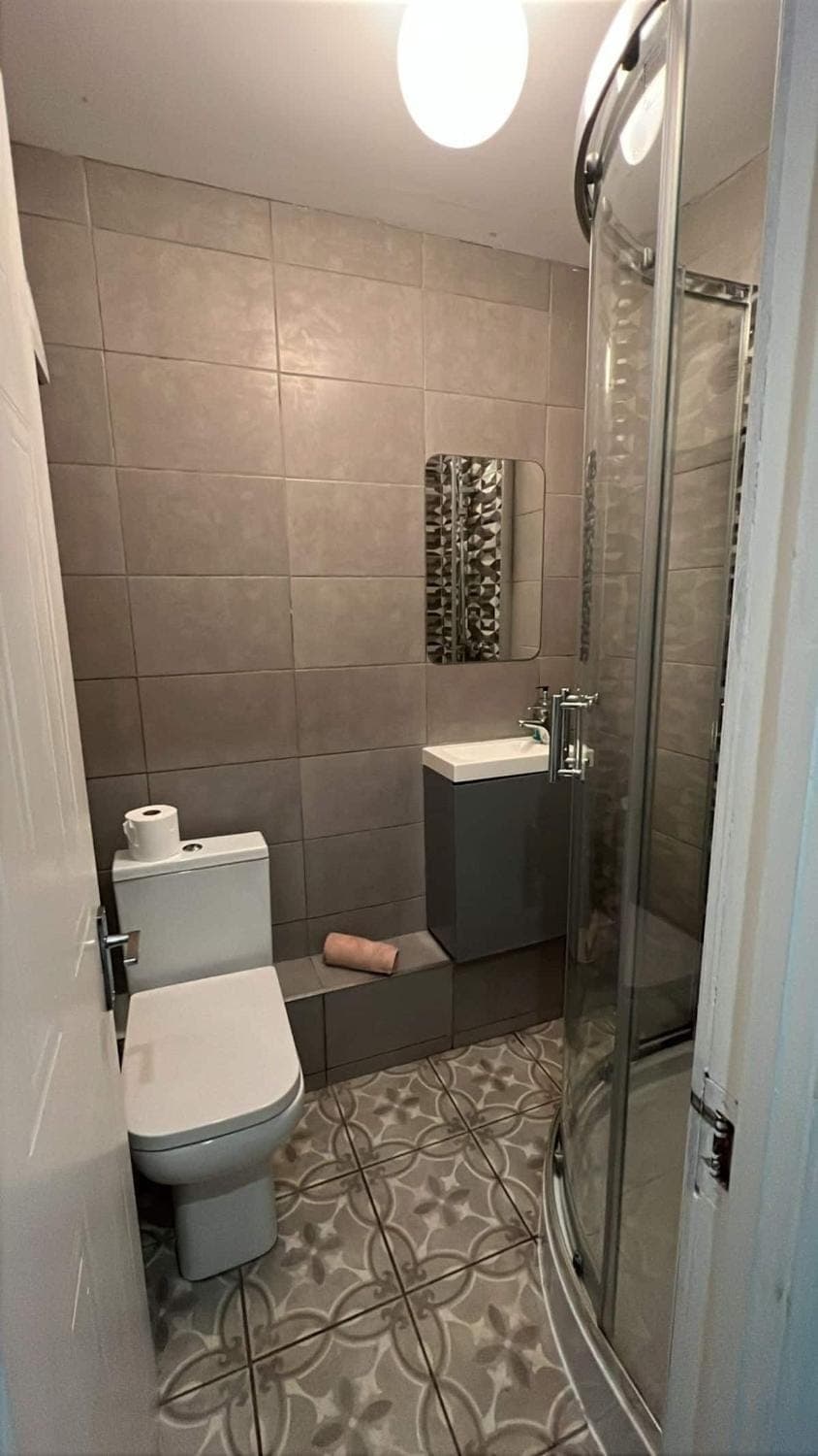 Shower, Toilet, Bathroom, towels