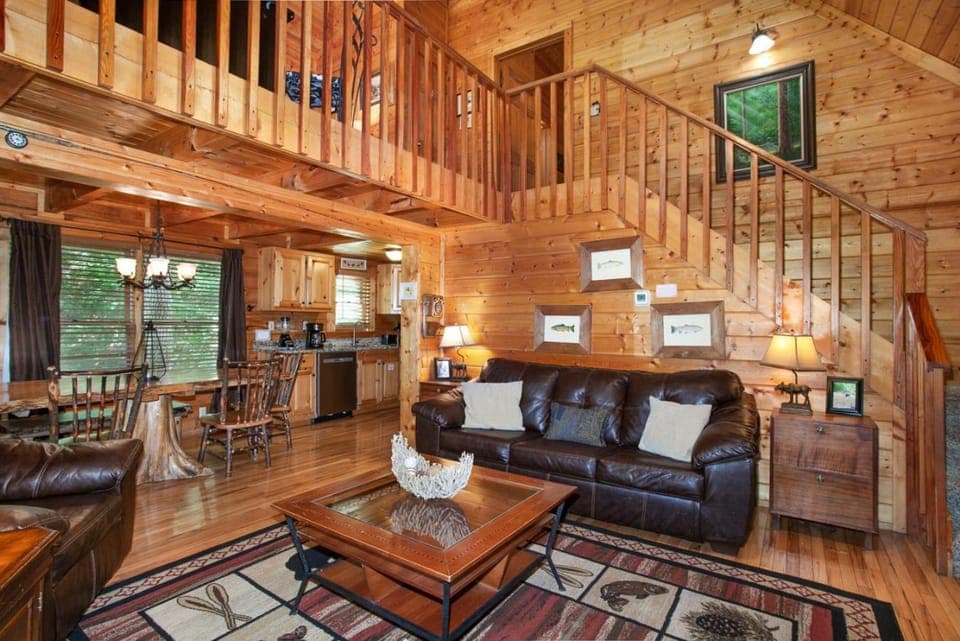 Tucked Inn Hot Tub Grill Fireplace MORE House in Pigeon Forge