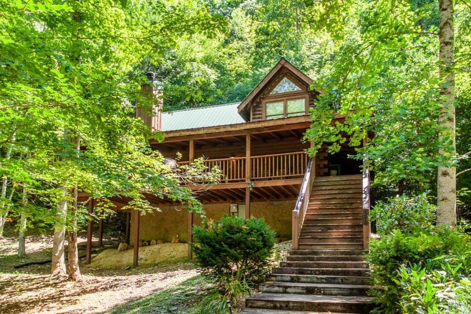 Jeremiahs Lodge Pet Friendly Grill Fireplace MORE House in Pigeon Forge