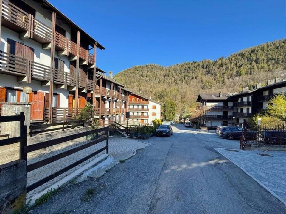 Neighbourhood, Street view, Parking