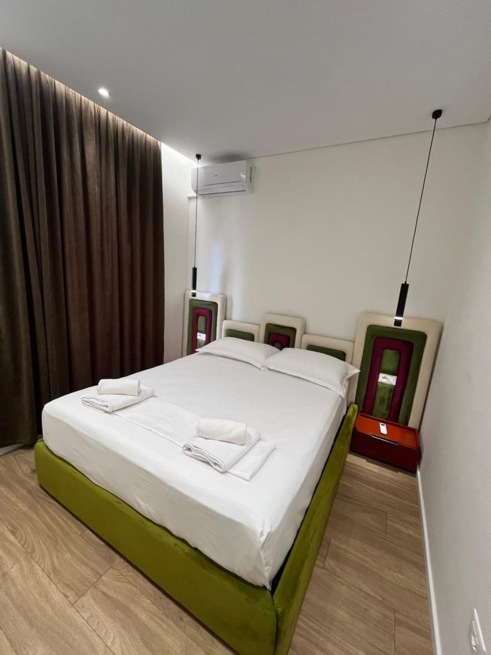 Bed, towels, air conditioner