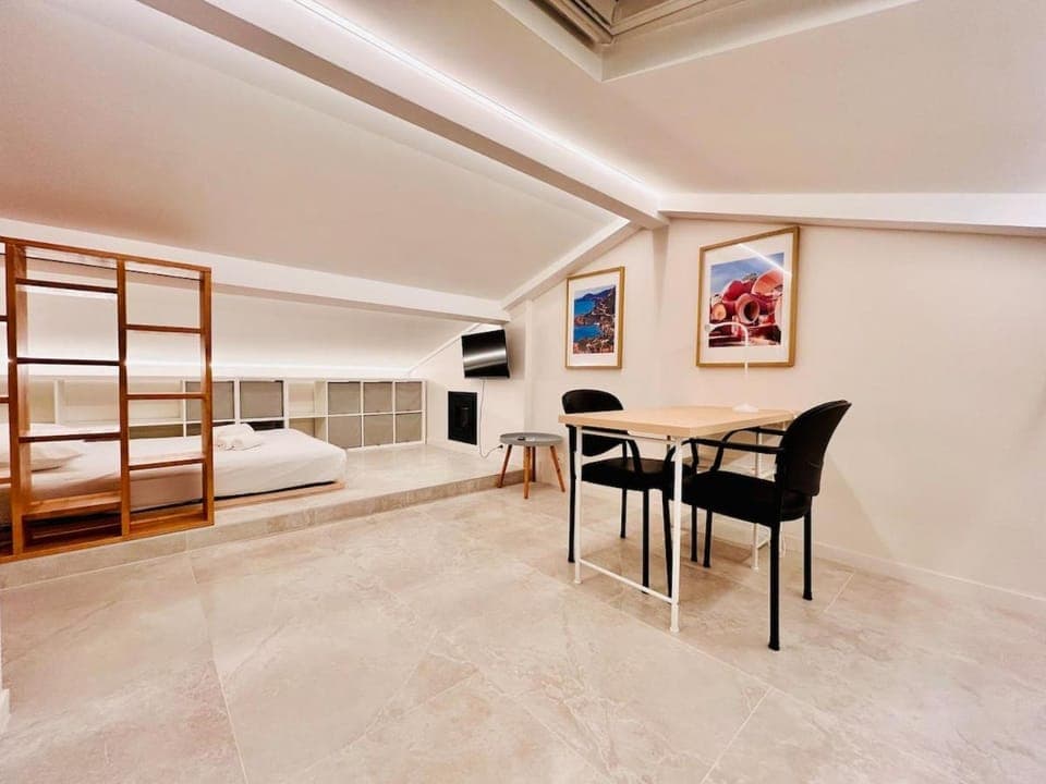 Bed, TV and multimedia, Photo of the whole room, Dining area