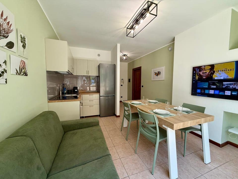 Communal lounge/ TV room, TV and multimedia, Kitchen or kitchenette, Living room, Dining area, oven, stove