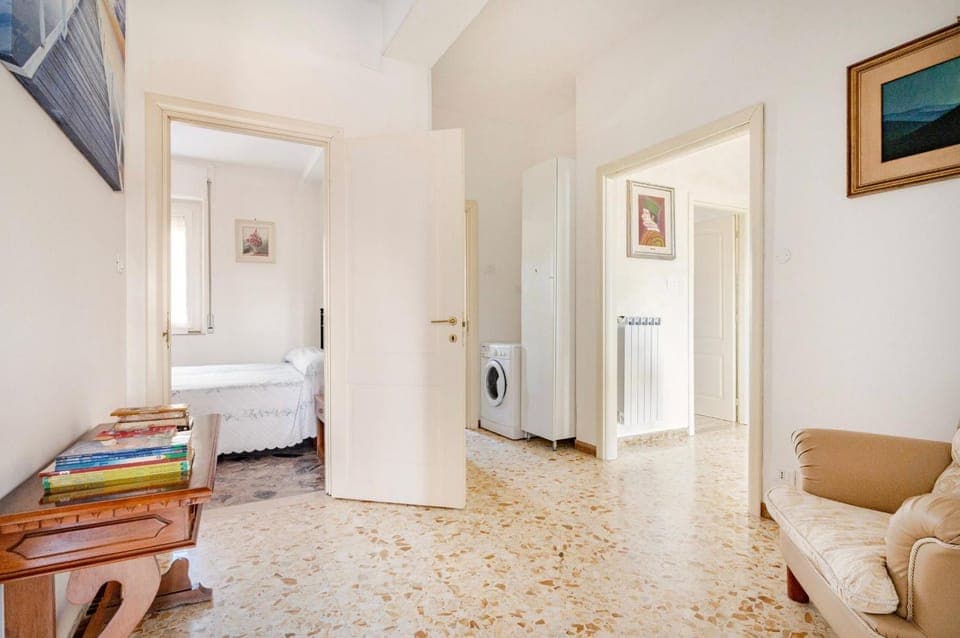 Living room, towels, washing machine