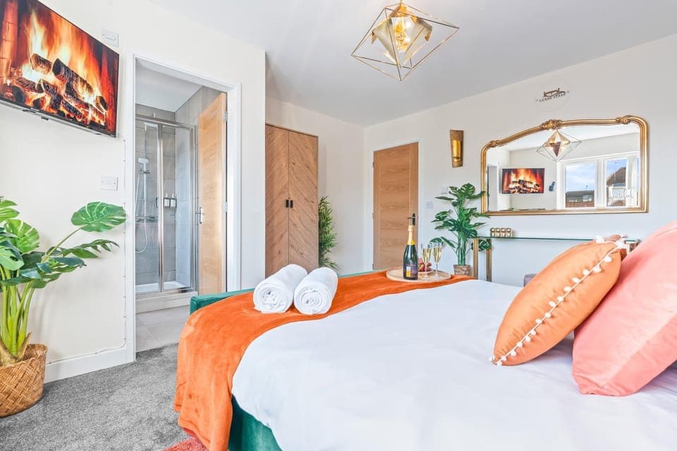 Bed, TV and multimedia, Photo of the whole room, Bedroom, towels, wardrobe