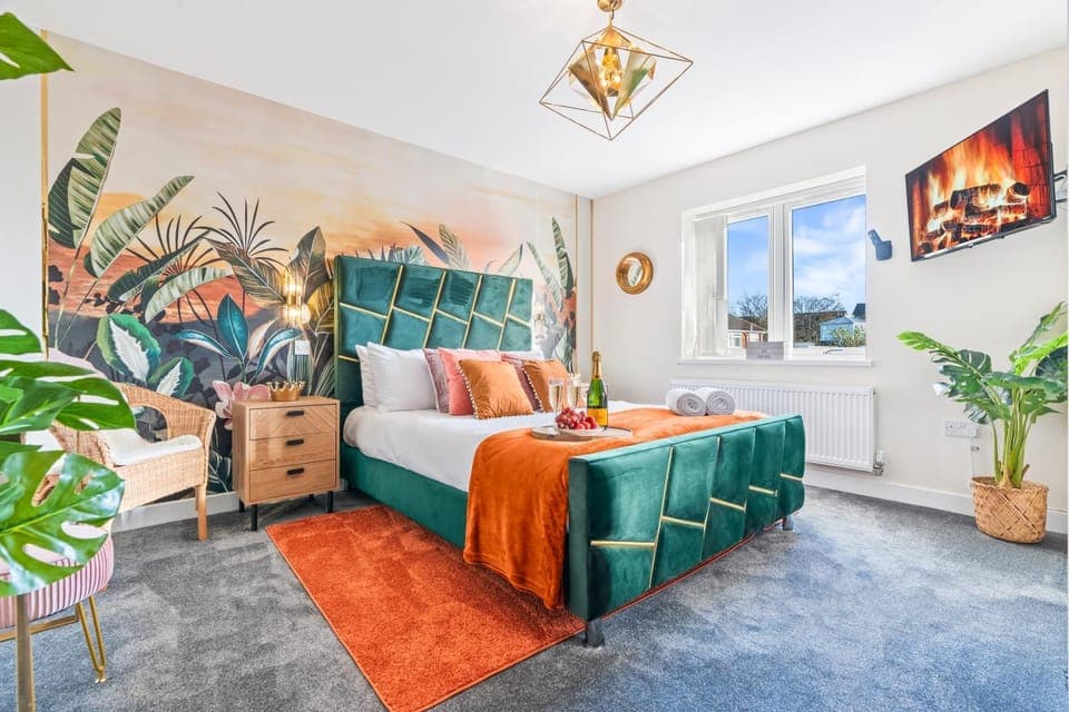 Bed, Bathroom, TV and multimedia, Photo of the whole room, hair dryier