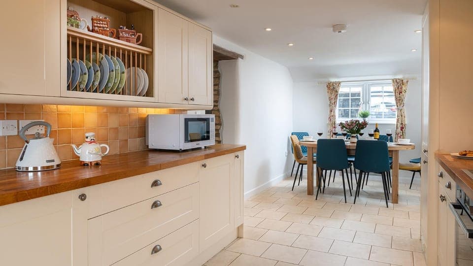 Coffee/tea facilities, Kitchen or kitchenette, Dining area, microwave, stove