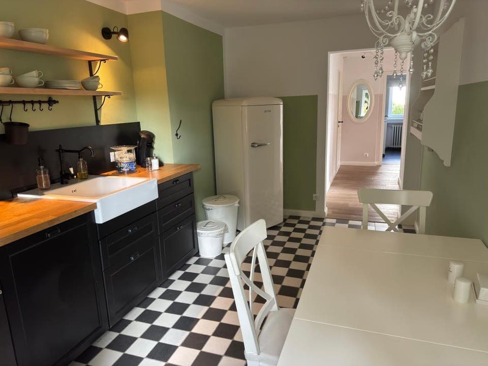 Kitchen or kitchenette, Seating area, Dining area, oven, stove